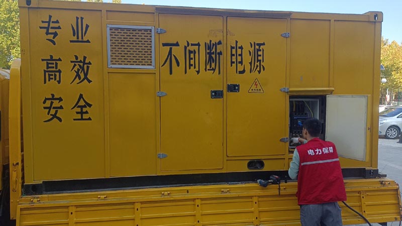 路南柴油发电机组和UPS电源配合使用时，如何避免切换过程中的电力中断？